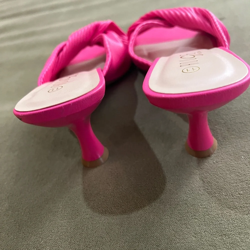 Bright hot pink sandals w knot over the toe. Very cute and comfy mules. - Picture 2 of 5